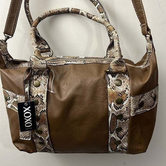 XOXO shoulder handbag tik tak vinyl color tan. Small scratch on the back. - Picture 11 of 13